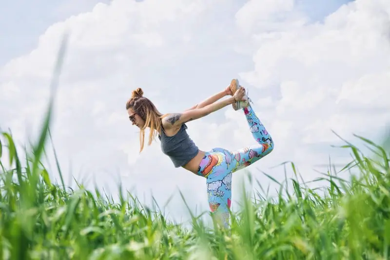 Posture de yoga dans les herbes hautes