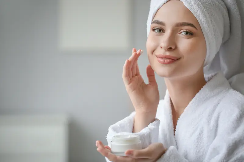 Soin du visage en peignoir