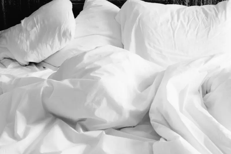 Draps blancs froissés