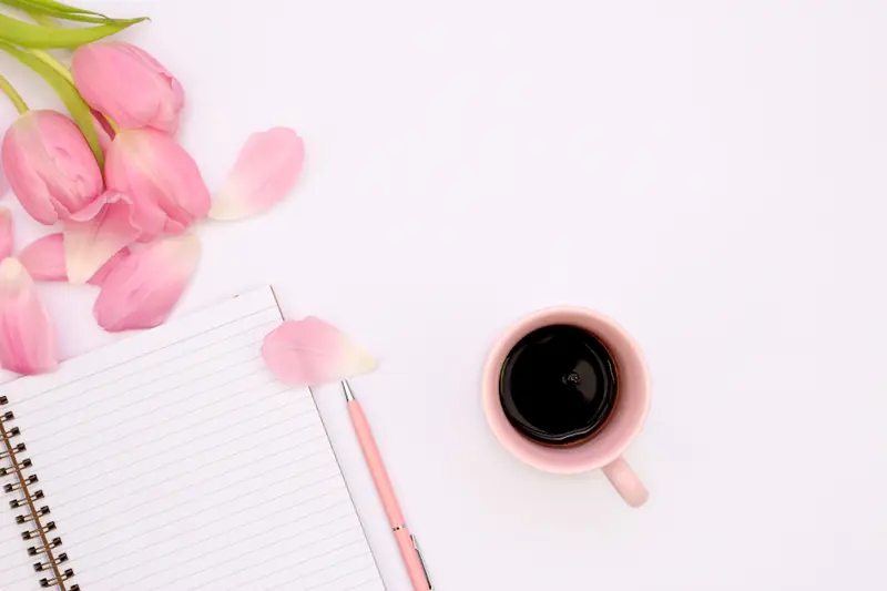 Carnet, tulipes roses et café