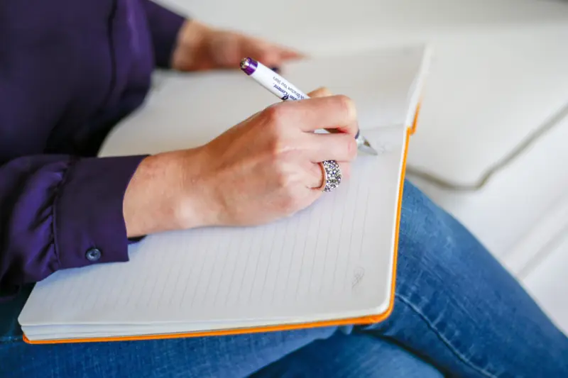Femme qui écrit dans un carnet