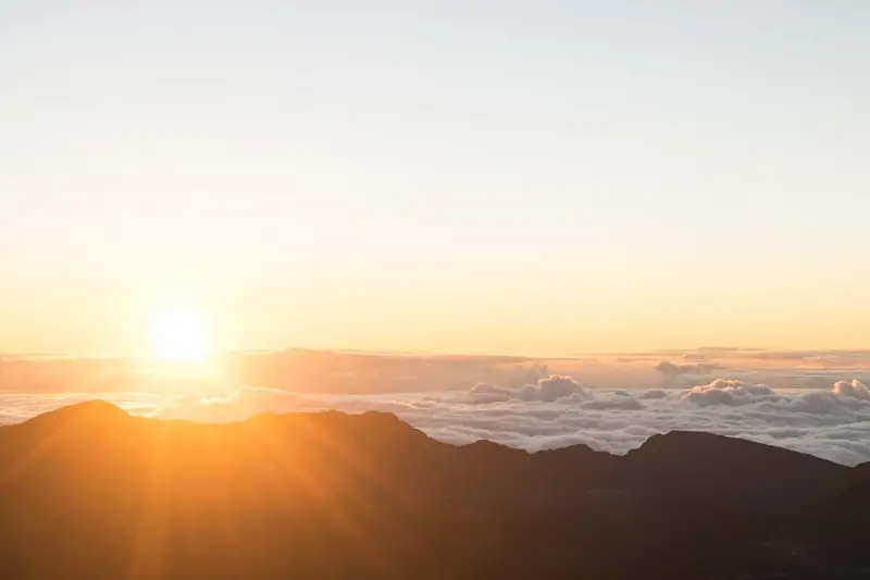 Lever de soleil au-dessus des nuages