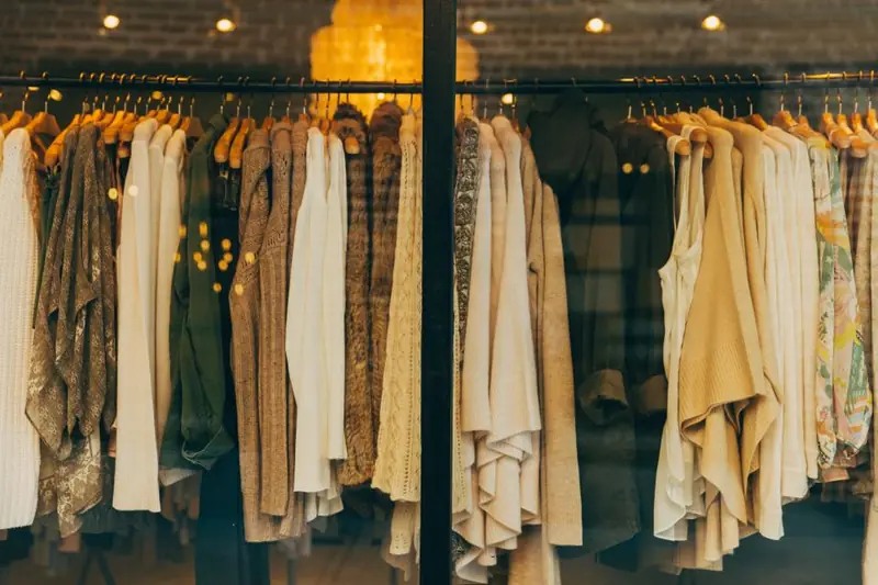 Portant de vêtements dans une boutique