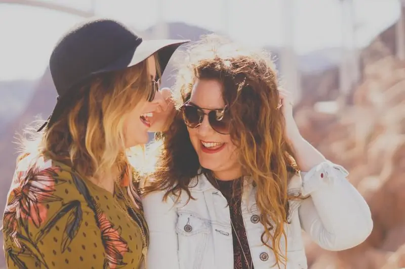Deux femmes qui rient ensemble