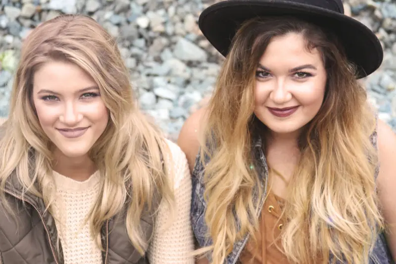 Deux amies souriantes