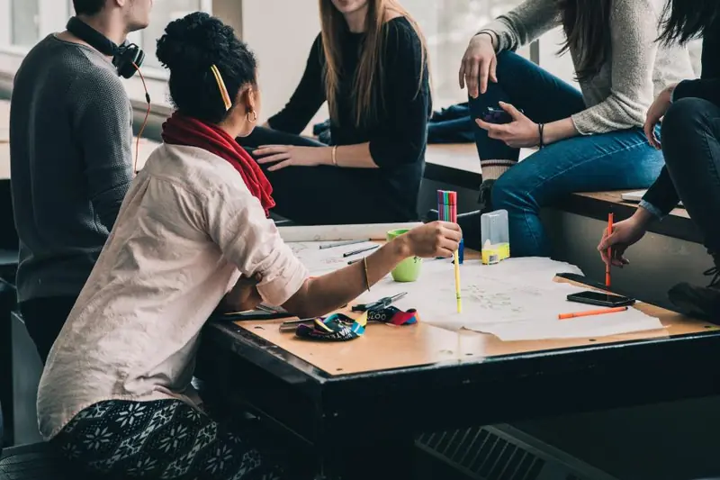 Atelier de travail entre femmes autour d’une table