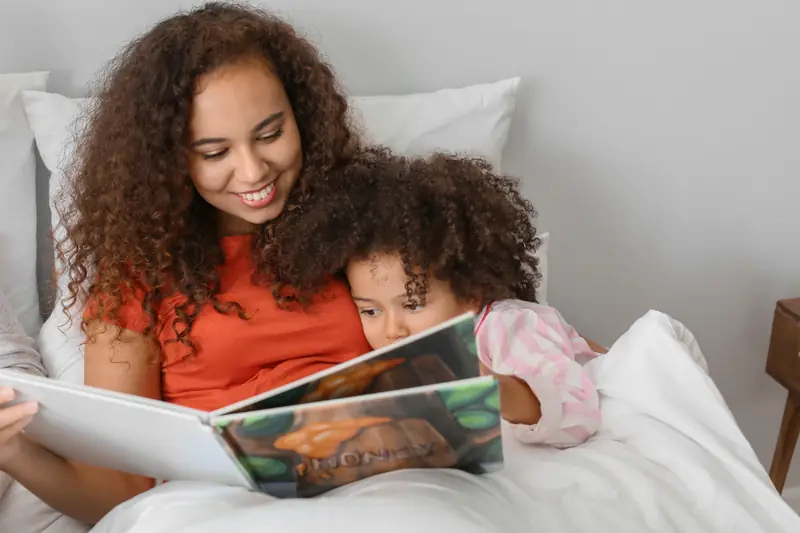 Mère qui lit une histoire à sa fille