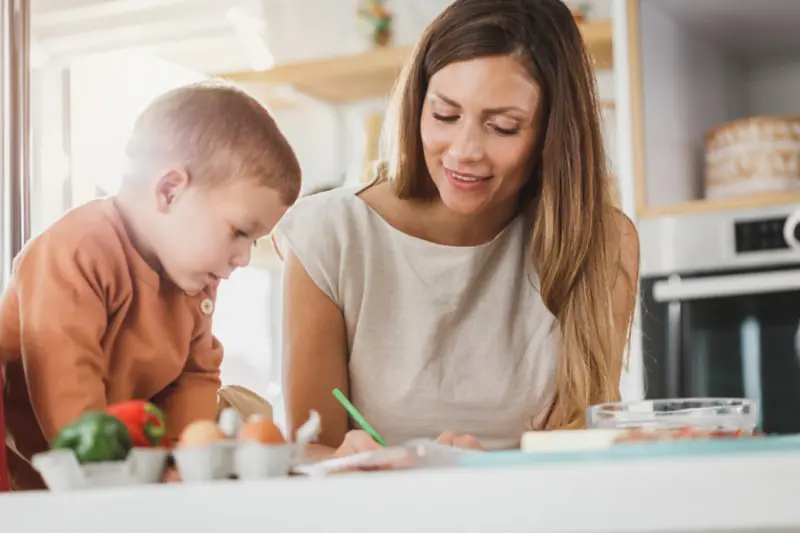 Mère et fils qui cuisinent ensemble