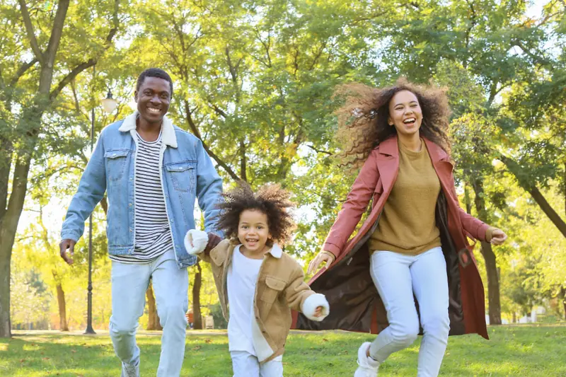 Famille qui court dans un parc