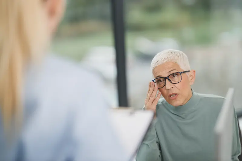Femme à lunettes pendant une consultation médicale