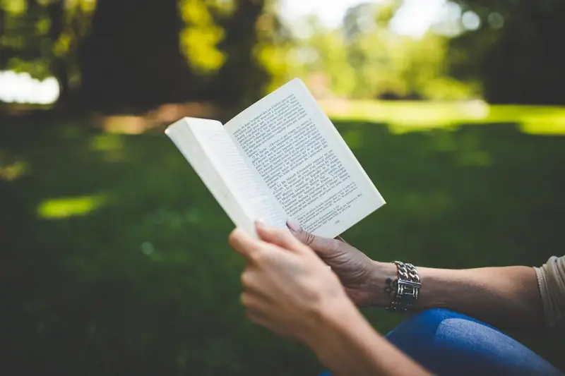 Livre ouvert dans l’herbe d’un parc