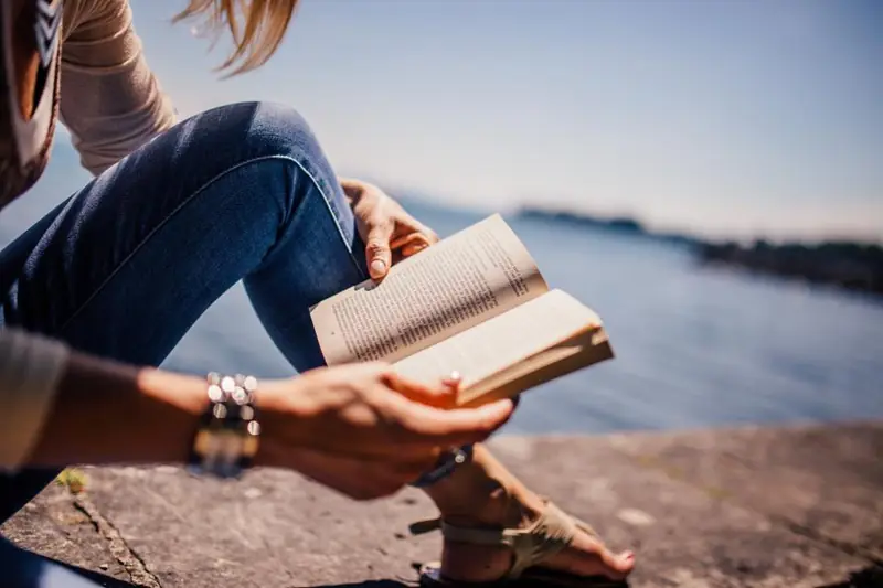 Lecture au bord de l’eau