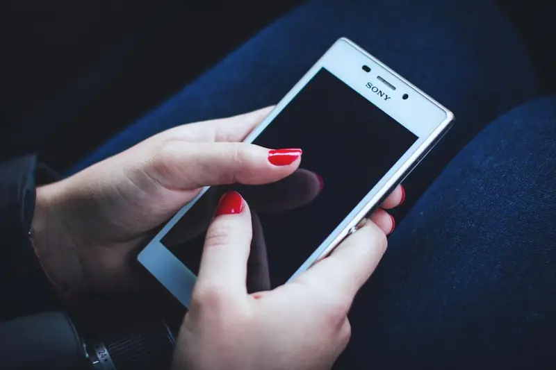 Mains qui tiennent un smartphone